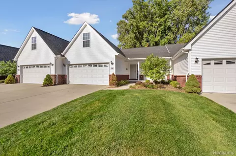 816 Nelsons Ridge Dr, Howell, MI 48843