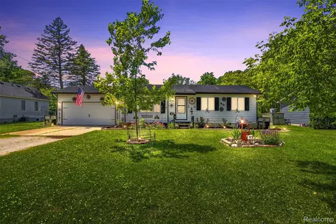 1378 Roat Ct, Burton, MI 48509