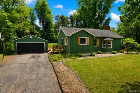1405 Middle Rd, Highland, MI 48357