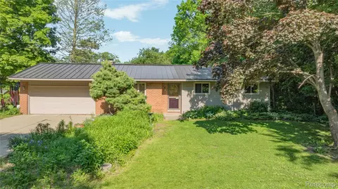 760 Waterbury Rd, Highland, MI 48356