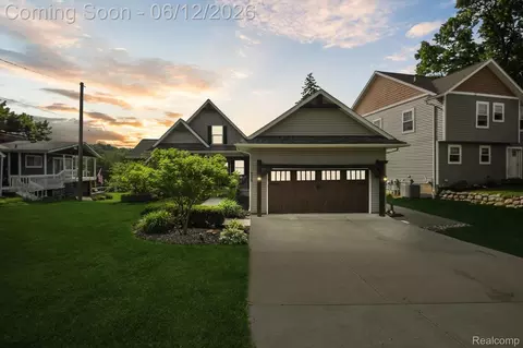4628 Clinton Dr, Independence, MI 48346