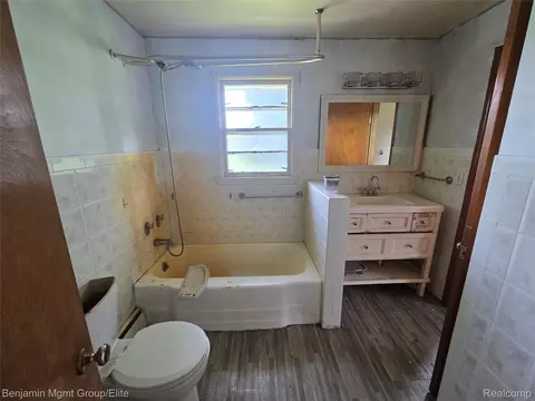 Bath - 9298 Varodell Dr, Davison, MI 48423 photo 1 of 3