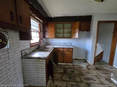 Kitchen - 9298 Varodell Dr, Davison, MI 48423 photo 2 of 2