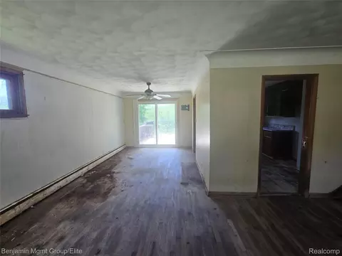 Living - 9298 Varodell Dr, Davison, MI 48423 photo 2 of 2
