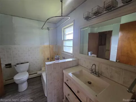 Bath - 9298 Varodell Dr, Davison, MI 48423 photo 2 of 3