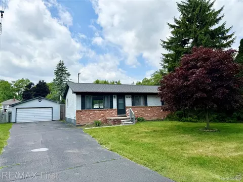 2830 Hessel Ave, Rochester Hills, MI 48307