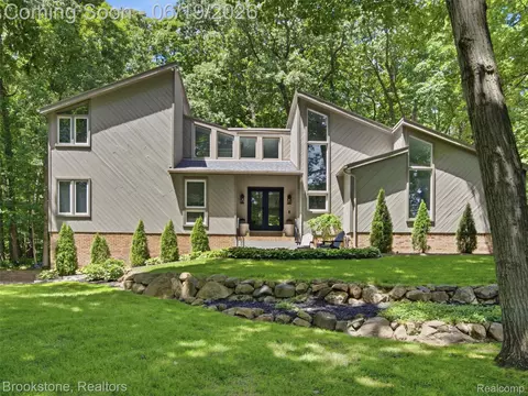 7450 Deerhill Dr, Independence, MI 48346