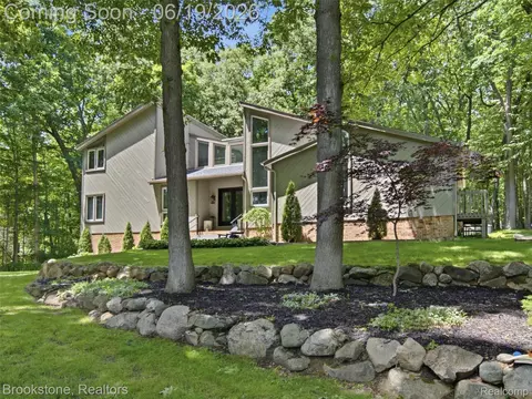 7450 Deerhill Dr, Independence, MI 48346