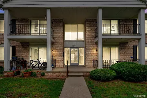 13900 Camelot Dr #84, Sterling Heights, MI 48312
