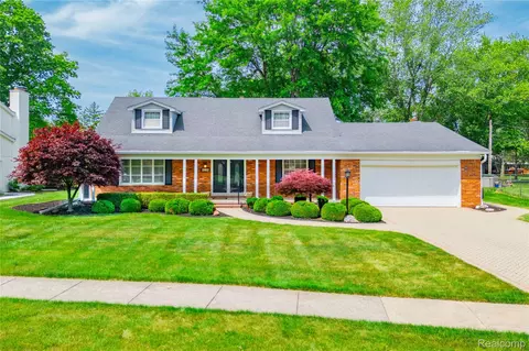 8236 Burning Bush Rd, Grosse Ile, MI 48138
