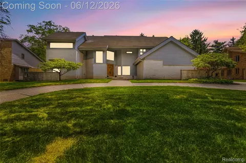 4057 Fox Lake Dr, Bloomfield Hills, MI 48302