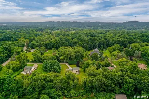 2580 Harvest Hill Dr, Brighton, MI 48114