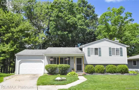 317 Woodlake Dr, Brighton, MI 48116