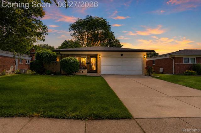 33818 King Richard Dr, Sterling Heights, MI 48310
