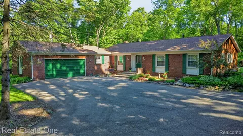 5466 Grange Hall Rd, Groveland, MI 48442