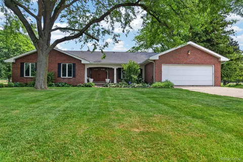 1330 Meadow Green Ln, Linden, MI 48451