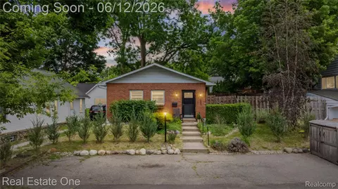 225 1st St, Fenton, MI 48430