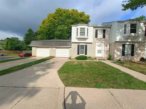 112 Stratford Ln, Rochester Hills, MI 48309