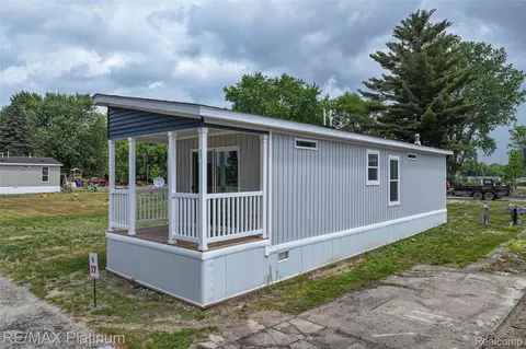 17 Sunset Ln, Fenton, MI 48430