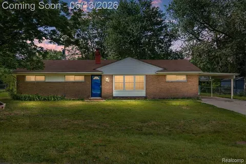 1746 Ashstan Dr, Walled Lake, MI 48390