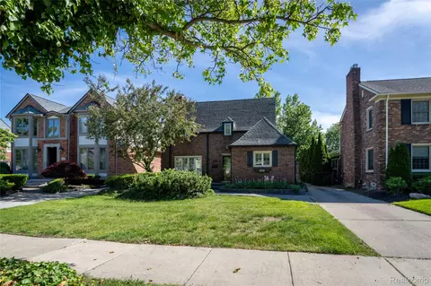 1481 Oxford Rd, Grosse Pointe Woods, MI 48236