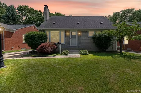 20700 Damman St, Harper Woods, MI 48225
