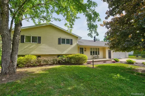 1055 E Hollywood Blvd, Thetford, MI 48420
