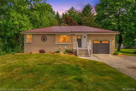 2640 Huckleberry Ln, Port Huron, MI 48060
