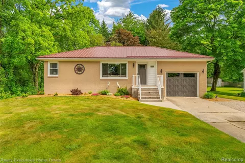 2640 Huckleberry Ln, Port Huron, MI 48060