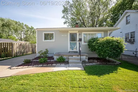 23814 Elmira St, Saint Clair Shores, MI 48082