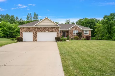 52 Parker Ln, Brandon, MI 48462