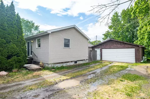 1270 W Oregon St, Lapeer, MI 48446