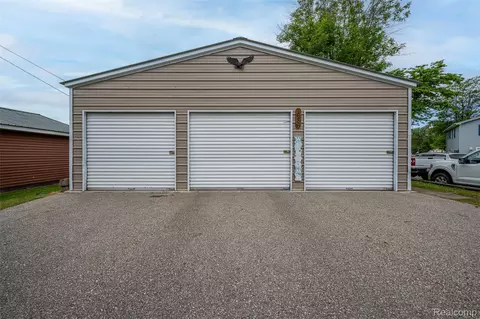 Exterior - 1656 S Riverside Dr, Au Gres, MI 48703 photo 3 of 9