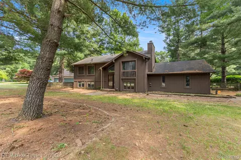 5445 Pine View Dr, Ypsilanti, MI 48197