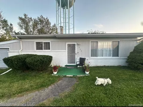 1469 Flamingo Dr, Mount Morris, MI 48458