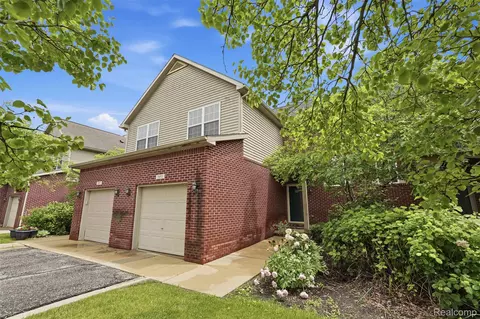 5953 High Point Ct #29, Brighton, MI 48116