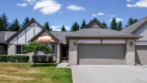 15437 Pebble Pointe Dr, Clinton Township, MI 48038