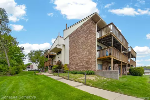 875 S Pontiac Trl #B208, Walled Lake, MI 48390