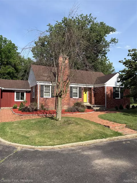 24162 Gleneyrie Dr, Southfield, MI 48033