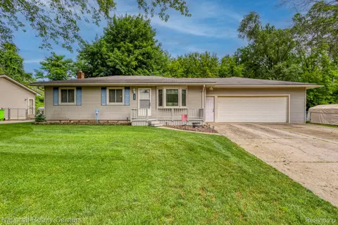 9150 Maplewood Dr, White Lake, MI 48386