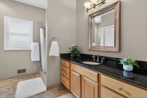Bath - 12700 Shaffer Rd, Springfield, MI 48350 photo 2 of 9
