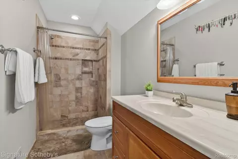 Bath - 12700 Shaffer Rd, Springfield, MI 48350 photo 8 of 9
