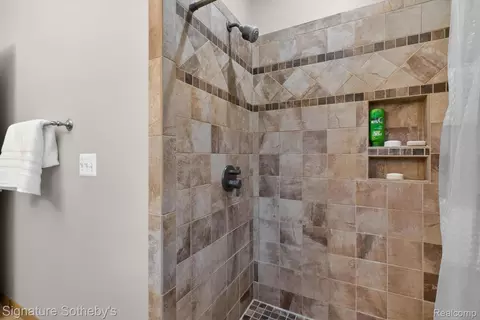 Bath - 12700 Shaffer Rd, Springfield, MI 48350 photo 7 of 9