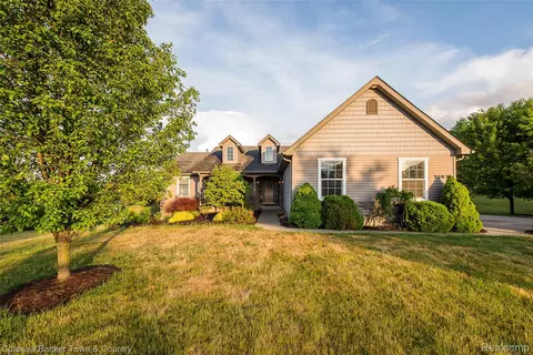 3505 Prescott Dr, Howell, MI 48843