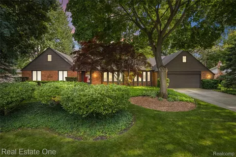 28330 E Blom Dr, Harrison, MI 48045