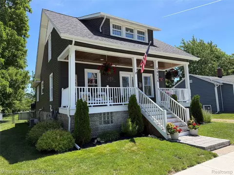 68436 Oak St, Richmond, MI 48062