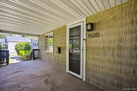 1920 E Saratoga St, Ferndale, MI 48220
