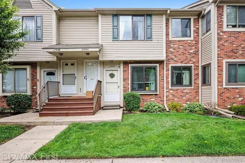 27690 Harrison Woods Ln #18, Harrison, MI 48045