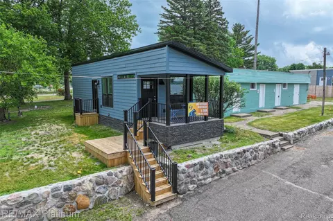 27 Sunset Ln, Fenton, MI 48430