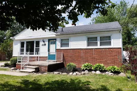 32501 Robeson St, Saint Clair Shores, MI 48082